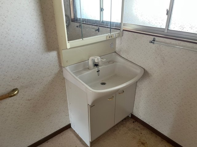 里庄町里見売家の独立洗面台