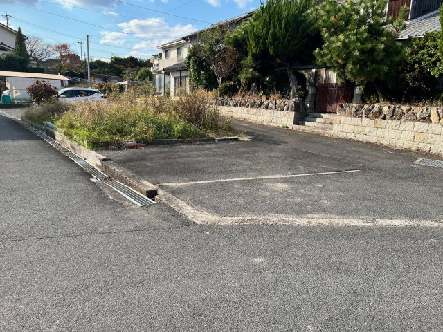 里庄町里見売家の駐車場