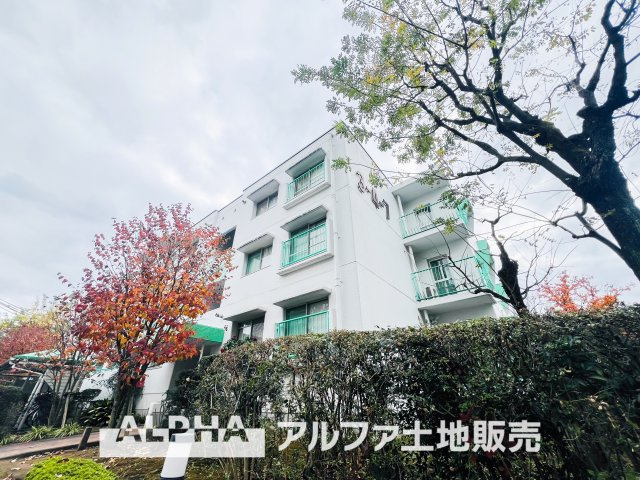 エステート永山の外観|【Green orchestra】
◆四季の植栽◆広葉樹の四季の移ろいを、季節に表情を変えるグリーンとレッドのそれに呼応して変化する外観。それはまさに緑とシンパシーし鳴りやまないオーケストラの邸宅。