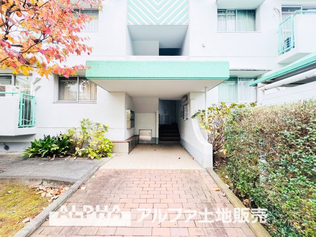 エステート永山の外観|【House of the Sun】
◆明るい家◆太陽の温かな光がお家全体を照らす。そこには目を輝かせ笑顔で見つめてくれる君がいて、「ただいま」の言葉がこだまする。そんな君の瞳に恋している。