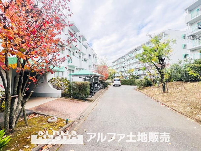 エステート永山の外観|【Light shower】
◆太陽の光◆を沢山感じながら明るく豊かな暮らしを約束する住まい。家族と語らい、緑に守られている空間。四季の移ろいを感じ、我が子の成長を見守る。そんな家がここにあります。