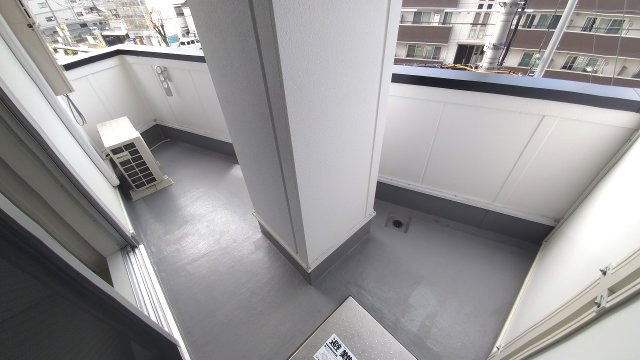 暖かな日差しのふりそそぐバルコニー