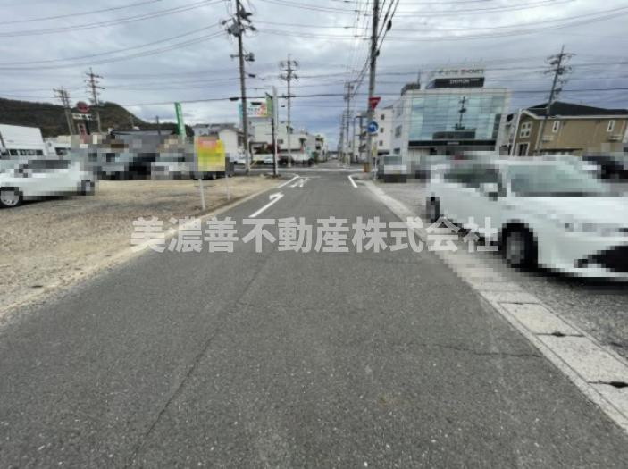 ６６２２７　岐阜市月丘町４丁目土地の前面道路含む現地写真