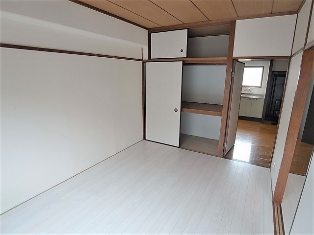 ラッフィナート海運町の寝室|明るくリフォームされた洋室　