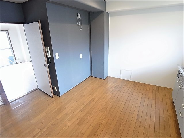 ラッフィナート海運町の玄関|ポイントクロスを用いたダイニングスペース