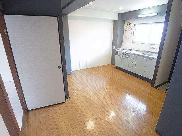 ラッフィナート海運町の居間・リビング|お洒落な内装、ダウンライト付のダイニング