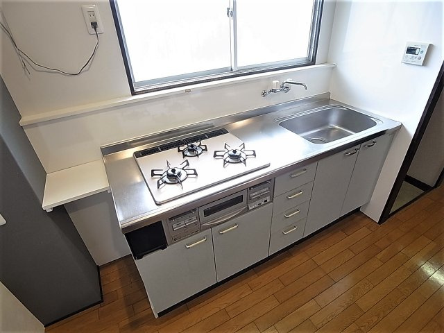 ラッフィナート海運町のキッチン|システムキッチン。ガス3口コンログリル付導入