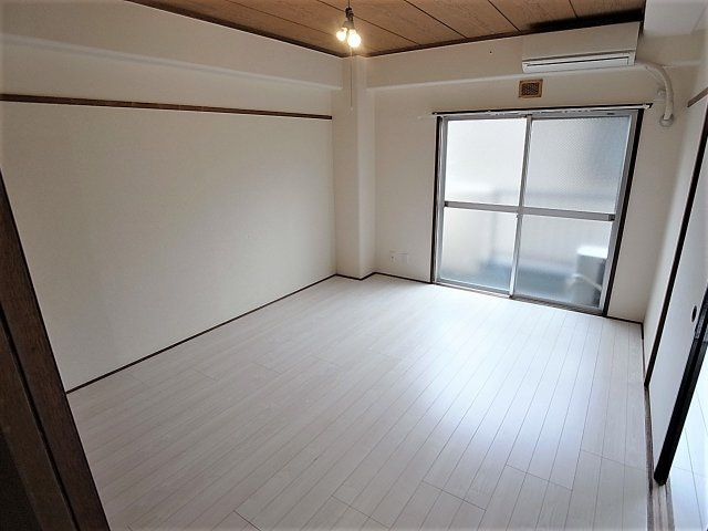 ラッフィナート海運町の内装|南向きの洋室・エアコンついてます。