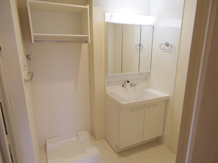 グランドゥールレジデンスの独立洗面台|三面鏡付洗面化粧台