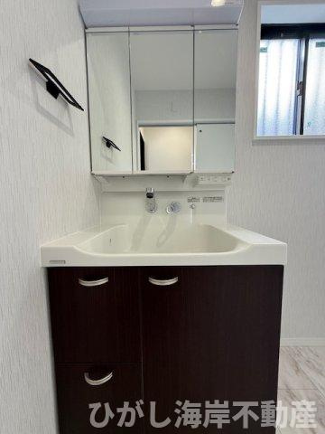 茅ヶ崎市柳島海岸　中古戸建の独立洗面台|新規リフォーム完了！　三面鏡化粧台