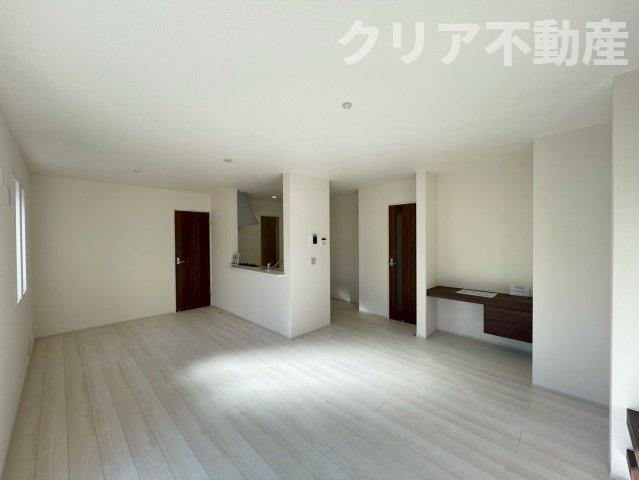 【居間・リビング】 | 前橋市関根町　新築2号棟　ランドリースペース付き！