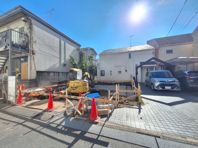 【前面道路含む現地写真】 | 上北沢4丁目　新築戸建 | 駅徒歩２分♪角地で解放感ある二階建て４LDK＋P！ルーフバルコニー付きです。２ドア１ルームで9.2帖の広々主寝室も実現可能！キッチンにはカップボードも完備！スーパーも小学校もお近くです♪