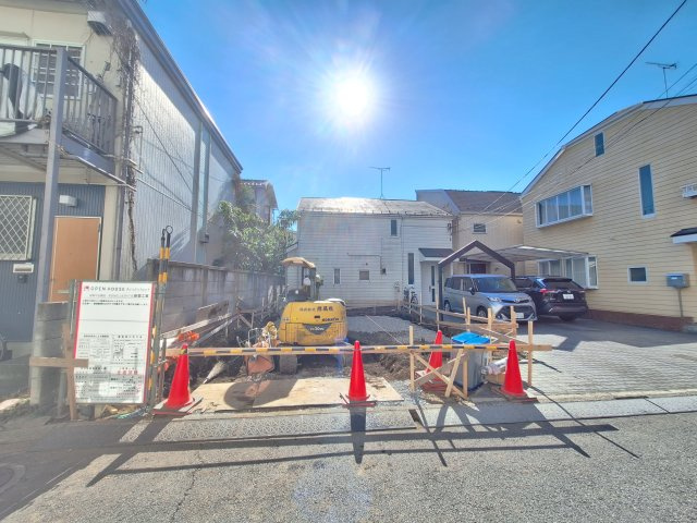 【外観】 | 上北沢4丁目　新築戸建 | 駅徒歩２分♪角地で解放感ある二階建て４LDK＋P！ルーフバルコニー付きです。２ドア１ルームで9.2帖の広々主寝室も実現可能！キッチンにはカップボードも完備！スーパーも小学校もお近くです♪
