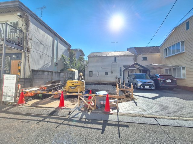 【前面道路含む現地写真】 | 上北沢4丁目　新築戸建 | 駅徒歩２分♪角地で解放感ある二階建て４LDK＋P！ルーフバルコニー付きです。２ドア１ルームで9.2帖の広々主寝室も実現可能！キッチンにはカップボードも完備！スーパーも小学校もお近くです♪