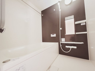 【浴室】 | ダイアパレス千葉県庁前　 | 一日の疲れを癒してくれる浴室は広々とした浴槽です。床はお子様やご高齢者にも優しい転倒防止タイプ。水はけを良くする機能のもありますので、お掃除もラクになりますね！