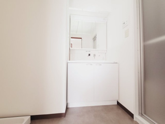 【独立洗面台】 | ダイアパレス千葉県庁前　 | 歯磨き、メイク、整髪。ゆとりの洗面スペースは、ご家族と時間が重なっても快適にお使いいただけます。洗剤やリネンを収納する棚も御座います！高さ調整可能な収納棚になります