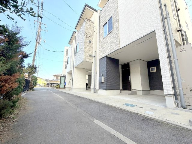 昭島市田中町1丁目　中古戸建の前面道路含む現地写真