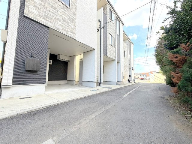 昭島市田中町1丁目　中古戸建の前面道路含む現地写真