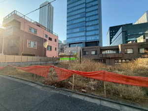 【外観】 | 開放感あふれる更地で、青空が広がる明るい居住環境！間取りやデザインを自由にプロデュースできるため、ご家族の想いを込めたこだわりの邸宅を1から創り上げることができます♪
