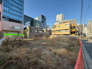 【外観】 | 周辺にはスタイリッシュな街並みが広がる好立地！外苑前駅や表参道駅が徒歩圏内でタイパ良好な立地環境だからこそ、都市機能と穏やかな暮らしを両立した快適な日常が実現します♪