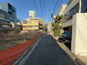 【前面道路含む現地写真】 | 表参道駅徒歩7分の港区南青山3丁目エリア！前面道路から敷地奥へと続く穏やかなアプローチ。都会の喧騒から一歩離れた落ち着いた住環境で、憧れの邸宅空間を描ける開放的な整形地です♪