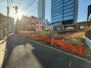 【前面道路含む現地写真】 | 日当たりの良さが魅力的な南東側道路に面した敷地！明るい陽射しが心地よく差し込み、毎朝爽やかな光を感じながら過ごせます。建築条件なしの更地につき理想の邸宅設計が叶います♪