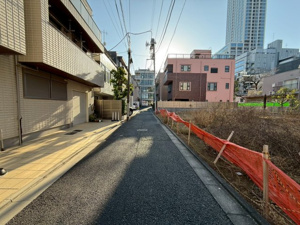 【前面道路含む現地写真】 | 接道幅にゆとりがあり、前面道路からの出し入れや車の出し入れも考慮しやすい設計！閑静な高級住宅街に位置し、ご家族で落ち着いた時間を享受できる安心の住空間です♪