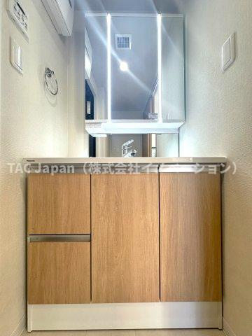 ライオンズマンション十条台の独立洗面台|明るい洗面スペースは、使いやすさを徹底的に追求した設計です。忙しい朝も快適に自然と笑顔がこぼれる心地よいひとときを叶えます。毎日の身支度がスムーズに整う、家族みんなに優しい空間です。