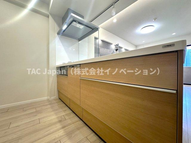 ライオンズマンション十条台のキッチン|毎日の料理が楽しくなる、機能的でスタイリッシュなキッチン。収納も豊富で、すっきりとした空間を保ちながら、家族との会話が自然と生まれる心地よい場所です。