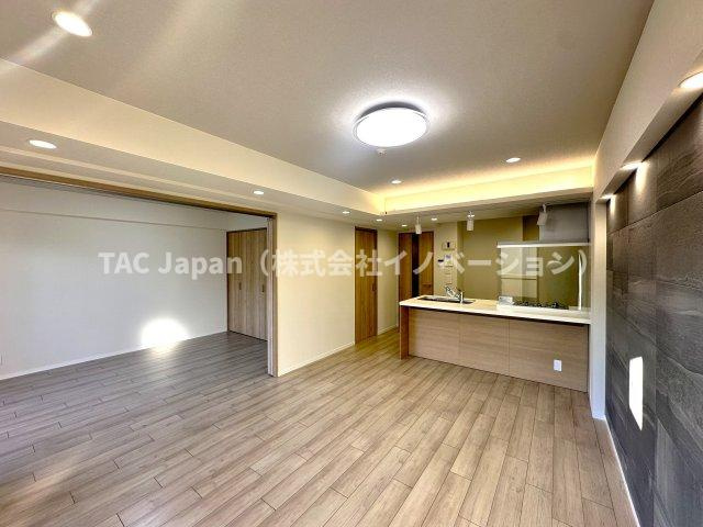 ライオンズマンション十条台の居間・リビング|洗練されたデザインと広がる開放感が一体となった空間は、日々の暮らしにさりげない特別な彩りを添え、心安らぐ時間を演出します。