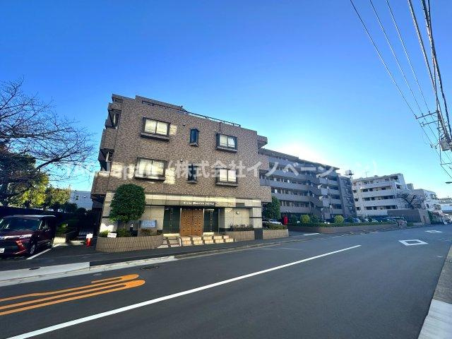 ライオンズマンション十条台の外観|周囲の景観と調和する、落ち着きある洗練デザイン。日常の風景にさりげない美しさを添える、ちょうどよい存在感です。