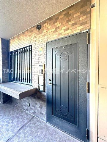 ライオンズマンション十条台のエントランス|上質感漂うエントランスが、家族の帰宅をやさしく迎え、日常をちょっと特別に彩ります。