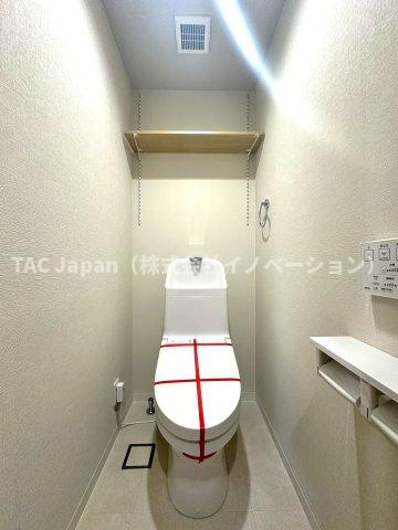 ライオンズマンション十条台のトイレ|最新設備を備えたトイレは、快適性とスタイリッシュさを兼ね備えた空間。清潔感のある美しい内装とすっきりとしたデザインが、暮らしに心地よさをプラス。清潔・快適・美しさが調和した、上質なトイレ空間です。