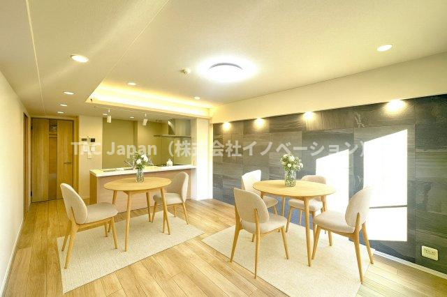 ライオンズマンション十条台の居間・リビング|空間の広がりと柔らかな採光に包まれたリビングダイニング。毎日の暮らしに“ちょっと特別”を感じさせてくれる、住まいの中心となる空間です。※AIによるCG画像加工を行っています。