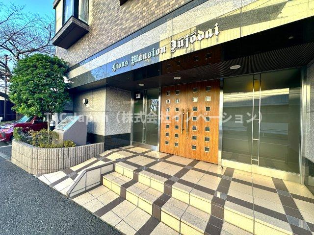 ライオンズマンション十条台のエントランス|落ち着いた上質感あふれるエントランスが、家族の帰宅を温かく包み込みます。毎日の生活に安心感と特別な安らぎをもたらし、住まう方の心にゆとりと豊かさをもたらします。