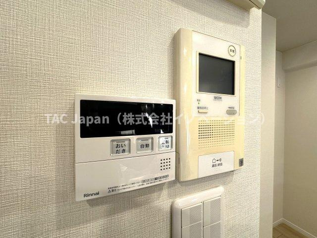 ライオンズマンション十条台の防犯設備|モニター付きインターホン：リビングから来訪者を確認できるモニタ付きインターホンで安心です。/追焚き機能付き浴室：ワンタッチ操作でお湯張りや追い焚きができ、日々の中で快適なバスタイムをサポート