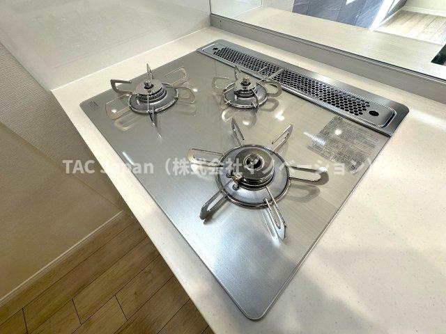 ライオンズマンション十条台のキッチン|3口ガスコンロで、同時調理もスムーズに。忙しい毎日にうれしい機能です。ガラストップコンロはスタイリッシュなデザインで、掃除が簡単、汚れがつきにくいなどのメリットがあります。