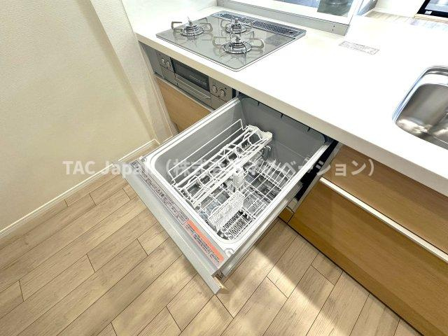 ライオンズマンション十条台のキッチン|面倒な後片付けは食洗機におまかせ。空いた時間には、ソファでテレビを観ながらゆったりひと息。家事の負担を減らして、毎日に小さな余裕と心地よさをもたらします。