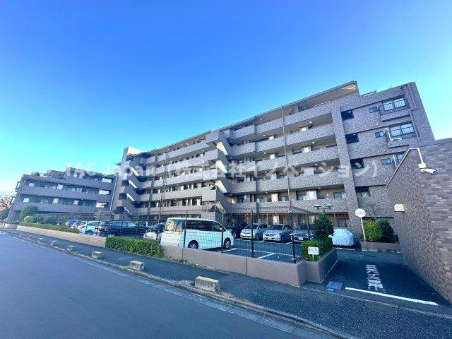 ライオンズマンション十条台の外観|洗練されたフォルムと落ち着いた色調が、街並みにやさしく溶け込む佇まい。帰るたびに、心がふっと和らぐ外観です。