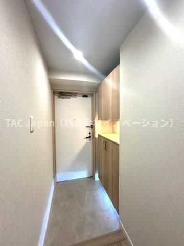 ライオンズマンション十条台の玄関|落ち着いたデザインと広々とした空間が調和する玄関は、住まう人を温かく迎え入れます。毎日の出発と帰宅を心地よく包み込み、日常に上質なひとときをもたらしてくれる場所です。