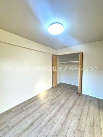 ライオンズマンション十条台の洋室|明るさと落ち着きを兼ね備えた洋室。大きな窓から差し込む自然光が、心をやさしく満たしてくれる穏やかなプライベート空間です。