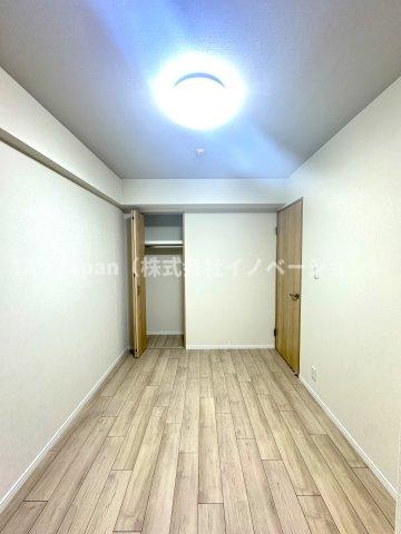 ライオンズマンション十条台の洋室|クローゼットを備えた機能的な洋室。収納力に優れ、すっきりと整った空間を保ちやすく、住まい全体の心地よさを高めてくれます。