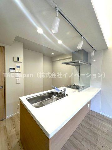 ライオンズマンション十条台のキッチン|毎日の料理が楽しくなる、機能的でスタイリッシュなキッチン。収納も豊富で、すっきりとした空間を保ちながら、家族との会話が自然と生まれる心地よい場所です。