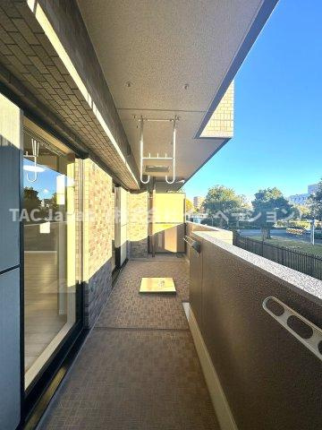 ライオンズマンション十条台のバルコニー|やわらかな風がそっと頬をなで、空の広がりが日常を包み込むバルコニー。朝の光に目を細めたり、夕暮れの空にひと息ついたり──心がほどけるひとときが、ここにはあります。