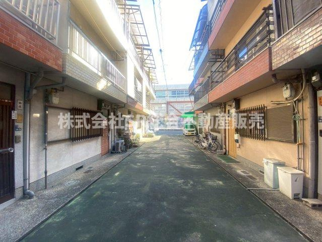 森河内東1丁目中古戸建の前面道路含む現地写真|周辺交通量少ないので安心です。