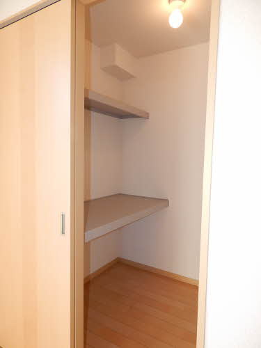 シャーメゾン小森野 A棟の収納|ウォークインクローゼットなので収納豊富です☆