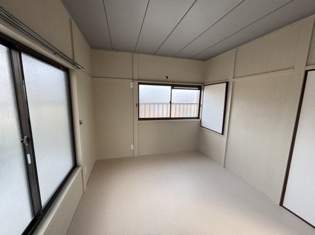 安岡寺町2丁目戸建の洋室