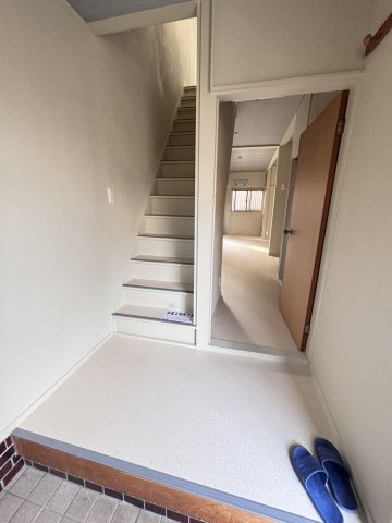 安岡寺町2丁目戸建の玄関