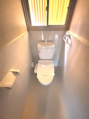 安岡寺町2丁目戸建のトイレ