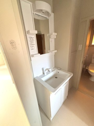 安岡寺町2丁目戸建の独立洗面台